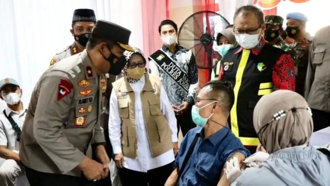 
					Wakapolda Jatim, Slamet Hadi Supraptoyo didampingi Bupati Jombang Hj. Mundjidah Wahab memantau pelaksanaan vaksinasi serentak di Gedung Olahraga Pondok Pesantren Bahrul Ulum Tambakberas, Jombang Rabu (23/2/2022). (Foto: Dinas Infokom Jombang)