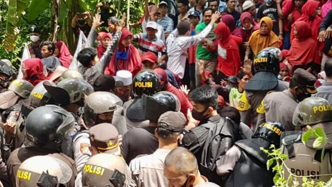 
					Warga Desa Wadas, Kecamatan Bener, Kabupaten Purworejo, Jawa Tengah bentrok dengan polisi saat Badan Pertanahan Nasional Purworejo hendak melakukan pengukuran tanah yang akan dijadikan waduk. Akibatnya, puluhan warga ditangkap. (Foto: Dok. Advokad Indonesia)