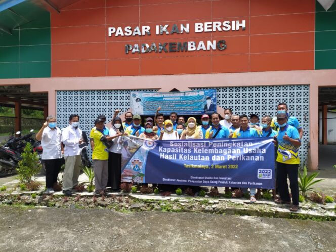 
					Kementerian Kelautan dan Perikanan (KKP) mendorong pedagang ikan skala mikro  di Pasar Ikan Bersih Padakembang, Tasikmalaya, Jawa Barat untuk membentuk koperasi agar bisa mengakses permodalan dan pasar. (Foto: Humas KKP) 