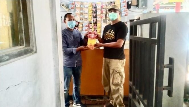 
					Ketua Komunitas Wartawan Gresik (KWG), M. Syuhud  memberikan migor  kepada PKL di sekitar Sekretariat KWG. (Foto: Istimewa)