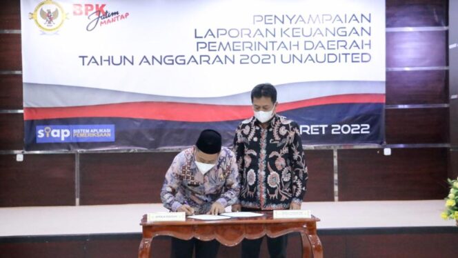 
					Bupati Gresik, Jawa Timur, Fandi Ahmad Yani, menyerahkan LKPD kepada BPK Jawa Timur, Jumat (18/3/2022). (Foto: Istimewa)