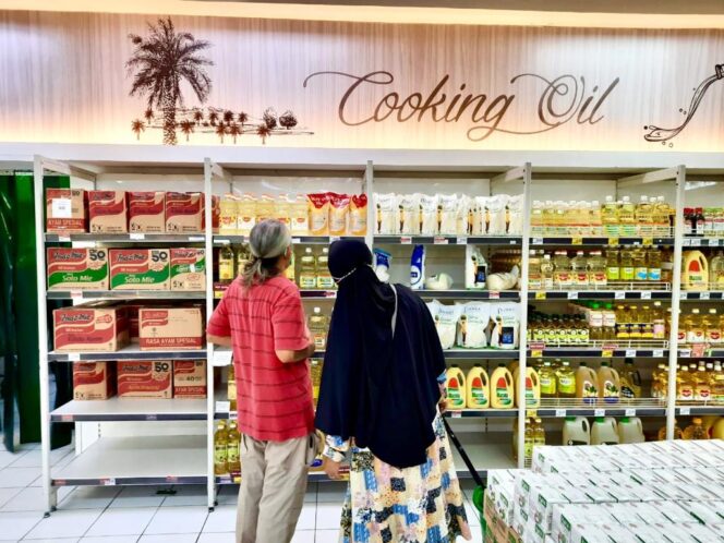
					Tampak konsumen sedang melihat-lihat minyak goreng di rak salah satu toko modern di Jakarta Selatan. Hanya cooking oil mahal yang dipajang, tidak ada minya goreng Bimoli, Filma, Sunco, dan sejenisnya. (Foto: SWARAJOMBANG.com/ Khristina Kencana).