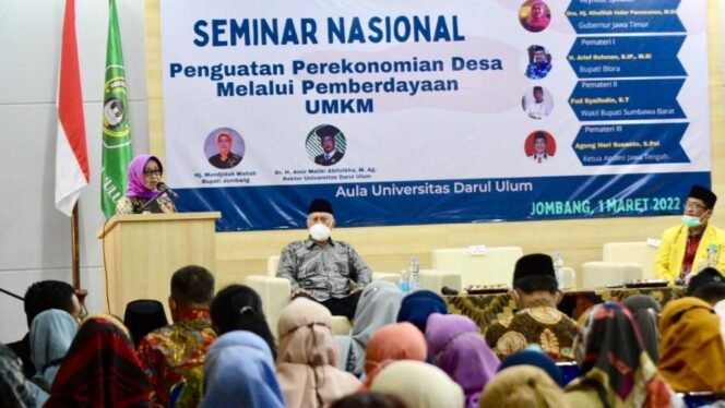 
					Bupati Jombang, Hj. Mundjidah Wahab saat memberikan sambuhtan pada seminar nasional tentang UMKM di Universitas Darul 'Ulum, Jombang, Selasa (1/3/2022). (Foto: Dinas Kominfo Jombang)