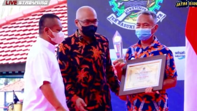 
					Dari kiri kanan, Ketua PWI Jatim Lutfi Hakim, Wakil Ketua PWI Pusat Ahmad Munir dan Anwar Hudijono. (Foto: Istimewa)