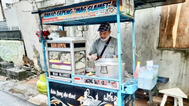 
					Bakso Gepeng Mas Slamet di kawasan Cipete, Jakarta Selatan, pelanggannya tersebar se-Jabotabek. Bahkan, perusahaan jamu Sido Muncul adalah salah satu pelanggan tetapnya . (Foto: SWARAJOMBANG.com/ Khristina Kencana)