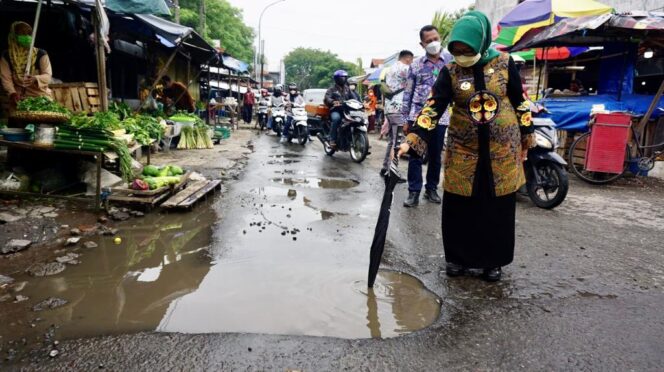 
					Bupati Jombang, Jawa Timur, Hj. Mundjidah Wahab, turun langsung ke lapangan di belakang Pasar Legi, Citra Niaga Jombang untuk mengecek kerusakan jalan, Kamis (10/3/2022). (Foto: Dinas Kominfo Jombang)