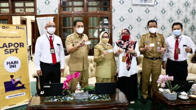 
					Bupati dan Wakil Bupati serta Sekdakab Jombang melaporkan SPT Tahunan melalui aplikasi e-Filing, Senin (7/3/2022). (Foto: Dinas Kominfo Jombang)