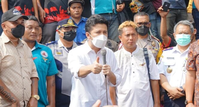 
					Wakil Gubernur (Wagub) Jawa Timur (Jatim), Emil Dardak bersama Gerakan Supir Jawa Timur (GSJT) usai mereka melakukan mogok. (Foto: Humas Pemprov Jatim)