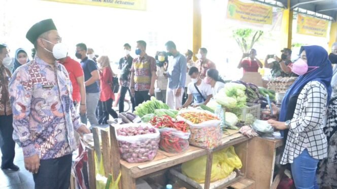 
					Bupati Gresik, Jawa timur, Fandi Ahmad Yani, saat sidak ke pasar berkaitan kelangkaan minyak goreng, Jumat (18/3/2022). (Foto: Istimewa)