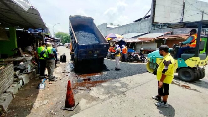 
					Dinas PUPR Jombang, Jumat (11/3/2022) memperpaibiki jalan rusak di Pasar Legi, Citra Niaga, Jombang setelah Bupati Mundjidah melihat langsung kerusakan jalan. (Foto: Dinas Infokom Jombang)