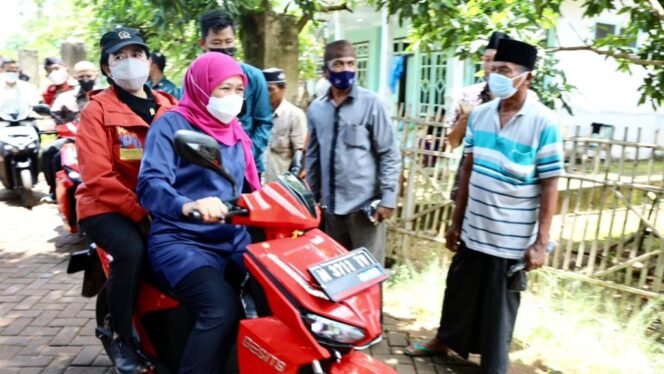 
					Gubernur Jawa Timur, Khofifah Indar Parawansa membonceng Ketua DPR RI, Puan Maharani keliling Gili Iyang, salah satu pulau di wilayah Kabupaten Sumenep, Madura yang mempunyai kadar oksigen tertinggi kedua di dunia. (Foto: Humpro Pemprov Jatim)