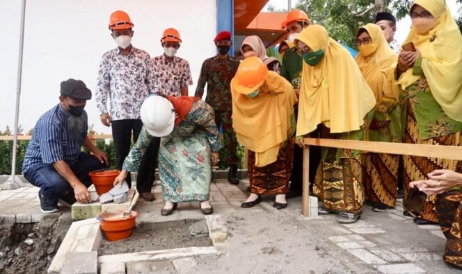 
					Bupati Jombang, Jawa Timur, Hj. Mundjidah Wahab (helm putih) meletakkan batu pertama tanda dimulainya pembangunan Tren Techno SMK Muhammdiyah ! Ngoro, Minggu (13/3/2022). (Foto: Dinas Kominfo Jombang)