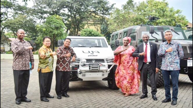 
					Menteri Luar Negeri Kenya, Raychelle Omamo (gaun merah) bersama rombongan diterima Direktur Utama PT. Pindad, Abraham Mose dalam rangka penjajakan kerjasama pertahanan. (Foto: Dok. PT. PIndad)