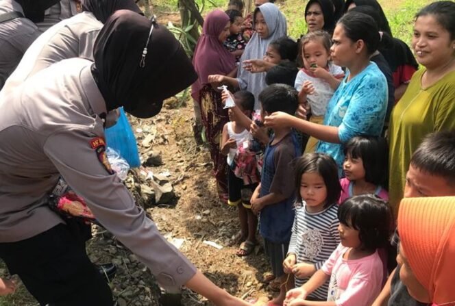 
					Tampak Polwan dari jajaran Polda Sumatra Barat sedang membagikan sembako kepada para korban. (Foto: Divhumas Polri)
