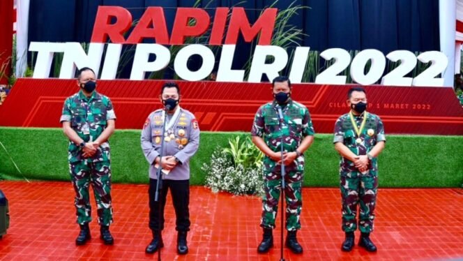 
					Kapolri Jenderal Listyo sigit Prabowo bersama KSAL Laksamana Yudo Margono saat memberi keterangan kepada media usai Rapim TNI-Polri di Cilangkap, Selasa (1/3/2022). (Foto: Istimewa)