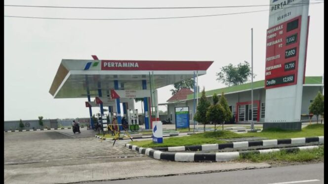 
					Stasiun Pengisian Bahan Bakar Umum (SPBU) di Jl. A Yani, Bareng,Jombang. (Foto: SWARAJOMBANG.com/ Noved Dori Nurdi)