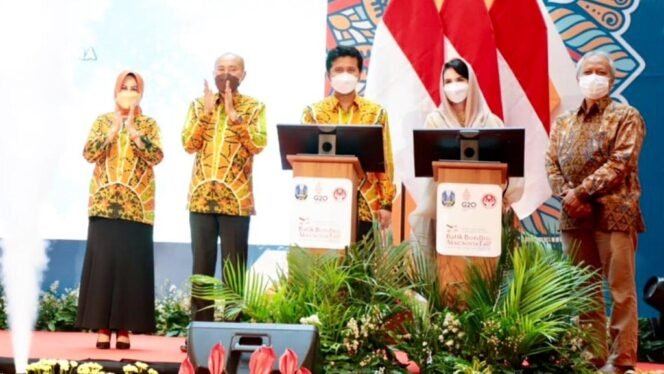 
					Wakil Gubernur (Wagub) Jawa Timur, Emil Dardak saat membuka pameran batik dan aksesoris di Surabaya, Kamis (3/3/2022). (Foto: Humas Pemprov Jatim)