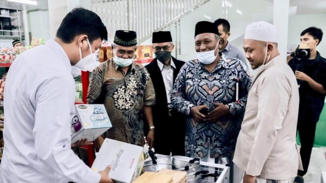 
					Bupati Gresik, Jawa Timur, Fandi Akhmad Yani saat meresmikan KOPSYAH MUI di Gresik, Kamis (3/3/2022). (Foto: Istimewa)