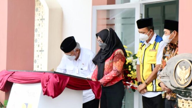 
					Menteri PUPR, Basuki Hadimuljono didampingi anggota Komisi V DPR RI, Sadarestuwati dan Wakil Bupati Jombang, Sumrambah, menandatangani prasasti peresmian Rusun (Rumah Susun) Ponpes 'Bhakti Bapak-Emak' di Desa Bareng, Jombang, Jumat (8/4/2022). (Foto: SWARAJOMBANG.com/ Ali GD)