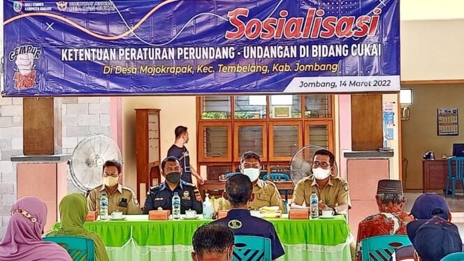 
					Bea Cukai Kediri sosialisasi masalah rokok ilegal kepada warga Kalikejambon, Kecamatan Tembelang, Jombang. Para pedagang juga didatangi di toko-toko mereka. (Foto: Diskominfo Jombang)