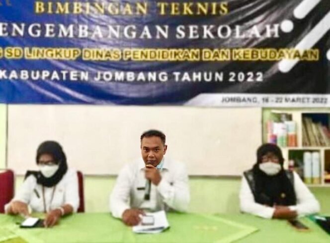 
					Kepala Bidang Pembinaan Sekolah Dasar (SD) Dinas Pendidikan dan Kebudayan Kabupaten Jombang, Drs Endro Wahyudi (tengah) saat memberikan materi pada acara Bimbingan Teknis (Bimtek). (Foto: Istimewa)