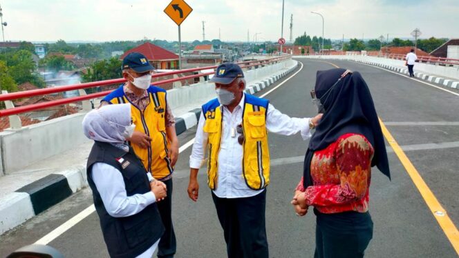 
					Menteri PUPR, Basuki Hadimuljono (kedua dari kanan) didampingi anggota Komisi V DPR RI, Sadarestuwati (kanan, berbaju merah) dan Bupati Jombang, Hj. Mundjidah Wahan (kiri, berbaju hitam-putih) sesaat sebelum meresmikan jembatan Ploso baru, Jumat (8/4/2022). (Foto: Diskominfo Jombang)
