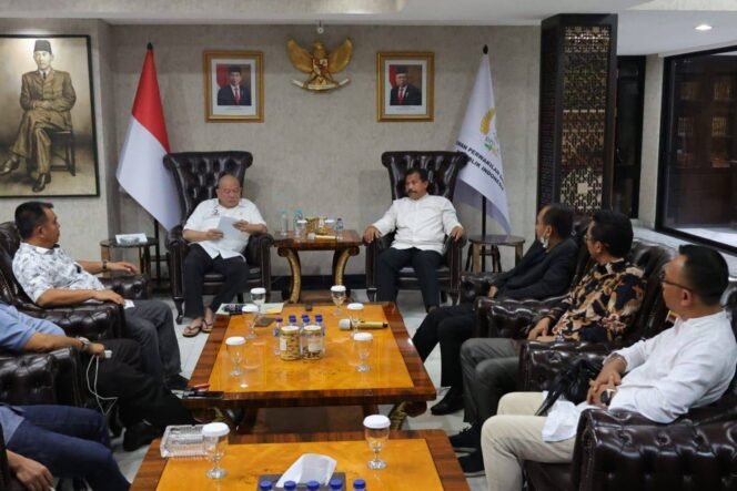 
					Ketua DPD RI, AA LaNyalla M Mattalitti menerima sejumlah pengurus Apdesi dan menyatakan menolak jabatan Presiden tiga periode. (Foto: Istimewa)