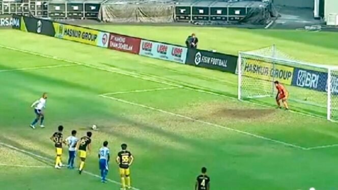 
					Penalti yang gagal dari David da Silva sehingga pertandingan berakhir imbang yang menyebabkan Persipura terdegradasi. (Foto: Istimewa)