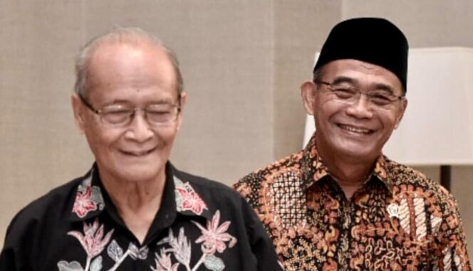 
					 Buya Syafii Maarif dengan Menteri Koordinator Pemberdayaan Manusia dan Kebudayaan (Menko  PMK) Muhadjir Effendy. (Foto: SWARAJOMBANG.com/ Anwar Hudijono)