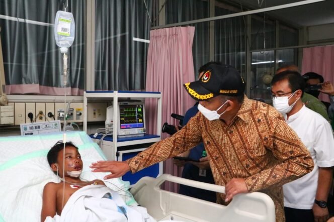 
					Menko PMK, Muhadjir Effendy saat menyambangi korban Kenjeran Park di RSUD dr Soetomo Surabaya, Minggu (8/5/2022). (Foto: SWARAJOMBANG.com/ Anwar Hudijono)