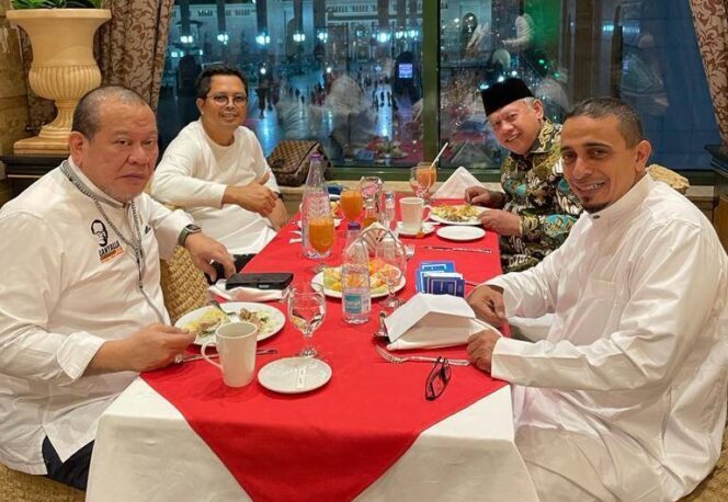 
					Ketua DPD RI, LaNYalla Mahmud Mattaliti (kiri) saat kenjungan ke Madinah dalam rangkan pembicaraan masalah Haji dan TKI/TKW. (Foto: Istimewa)