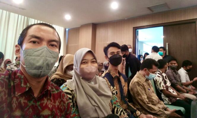 
					Petugas dari Dinas Peternakan Kabupaten Jombang yang sudah mendapat pelatihan vaksin PKM, dari kiri ke kanan : Drh. Azis Daryanto, Drh. Dwi Sulistyorini, Anton Wahyono, A.Md, Khudori, Nur Kholis. (Foto: Dok. Dinas Peternakan Jombang)