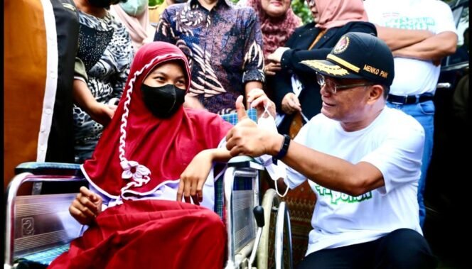 
					Menko PMK Muhadjir Effendy sat mengunjungi disabilitas di Makassar. (Foto: Dok. Kemenko PMK)