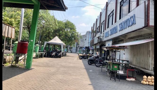 
					Permasalahan Ruko Simpang Tiga di Jalan KH Abdurrahman Wahid (Gys Dur) Jombang, Jawa Timur masih terus berlarut. Pemkab ancam akan menutup Ruko itu jika penghuni tidak membayar sewa tertunggak sesuai temuan Badan Pemeriksa Keuangan (BPK) sebesar Rp 5milyar. (Foto: SWARAJOMBANG.com/ Hadi S Purwanto).