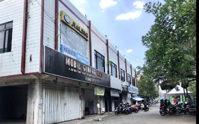 
					Aliansi LSM Jombang mendesak Pemkab segera menutup Ruko Simpang Tiga di Jalan KH Abdurrahman Wahid (Gus Dur) jika para penghuni tidak mau membayar sewa tertunggak sebesar Rp 5milyar seperti temuan Badan Pemeriksa Keuangan (BPK) serta penguasaan Ruko secara ilegal sejak tahun 2021. (Foto: SWARAJOMBANG.com/ Hadi S Purwanto)