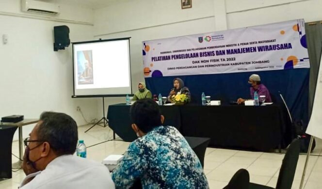 
					Dinas Perdagangan dan Perindustrian Kabupaten Jombang mengadakan Pelatihan Pengelolaan Bisnis dan Manajemen Wirausaha untuk IKM guna meningkatkan omzet dan kualitas produk selama 4 hari, 2-5 Agustus 2022. (Foto: Dok. Disdagrin Jombang)