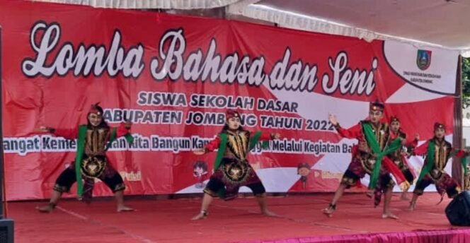 
					Salah satu tampilan dalam lomba bahasa dan seni, Tari Remo. Lomba ini diselenggarakan untuk menumbuhkan kreativitas dan inovasi siswa. (Foto: SWARAJOMBANG.com/ Ali G Mustofa)
