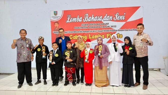 
					Para juara lomba bahasa dan seni tahun 2022 yang diselenggarakan Disdikbud Jombang. Peran orangtua sangat penting untuk memantau dan mendorong prestasi putra-putrinya. (Foto: Dok. Disdikbud Jombang)