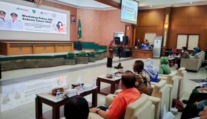 
					Bupati Jombang, Hj Mundjidah Wahab meminta agar pengetahuan tentang ASI bisa disampaikan kepada masyarakat tingkat bawah. (Foto: Diskominfo Jombang)