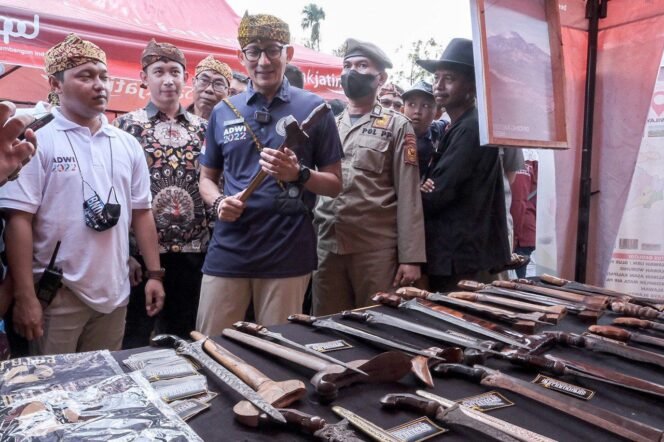 
					Menparekraf Sandiaga Salahudin Uno saat mengunjingi kerajinan keris di Kabupaten Sumenep, Madura, Minggu (7/8/2022)