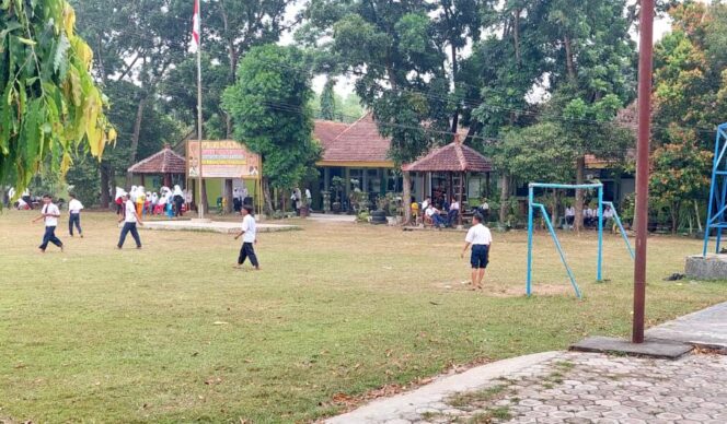 
					Para Siswa SMP Negeri ! Jogoroto, Jombang sedang bermain di lapangan sekolah. (Foto: SWARAJOMBANG.com/ Wibisono)