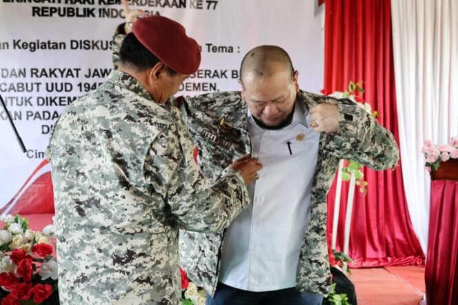 
					Ketua DPD RI AA LaNyalla Mahmud Mattalitti mengenakan jaket seragam Forum Purnawirawan Pejuang Indonesia (FPPI) yang diberikan oleh Ketua Umum FPPI Kolonel Purn Sugeng Waras. (Foto: Istimewa)