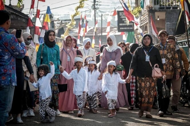 
					Upacara potong rambut Anak Bajang yang dipercaya sebagai titisan leluhur di Pegunungan Dieng, Banjarnegara, Jawa Tengah. (Foto: Humas Kemenparekraf)