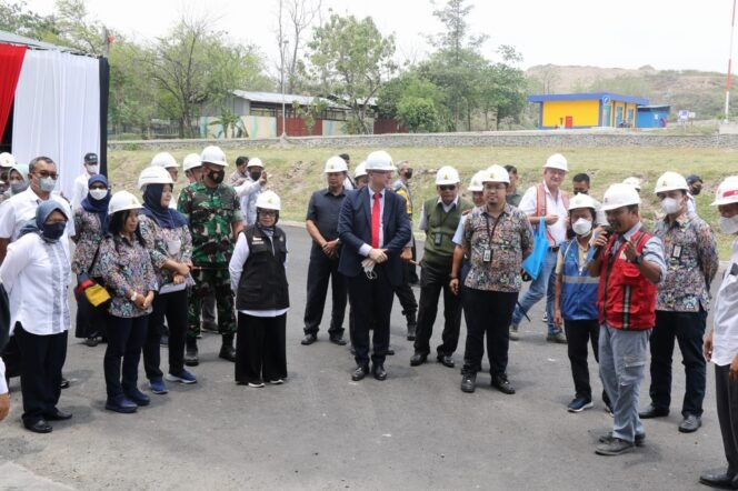 
					Bupati Jombang, Hj Mundjidah Wahan meresmikan operasional pengolahan sampah modern di Banjardowo, Jombang, Rabu (21/9/2022). (Foto: Dinas Kominfo)