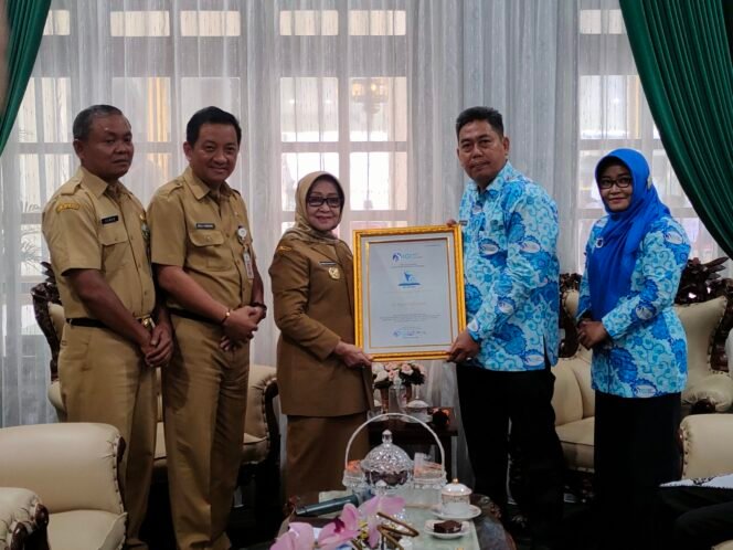 
					Bupati Jombang, Hj Mundjidah Wahab, didampingi Sekdakab Jombang Agus Purnomo dan Kepala Disdikbu, Senen menerima penghargaan Anugerah Pendidikan Indonesia (API) 2022. (Foto: Dinas Kominfo Jombang)