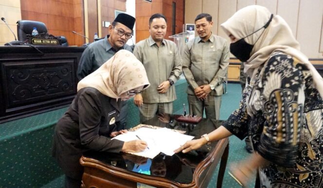 
					Bupati Jombang Hj Mundjidah Wahab menandatangani dokumen Perda tahun 2022 disaksikan Ketua DPRD Jombang, Mas'ud Zuremi dan Wakil Ketua DPRD Dony Anggun serta Arif Sutikno. (Foto: Dinas Kominfo).