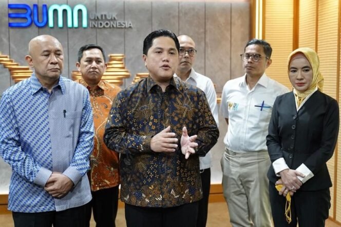 
					Menteri BUMN, Erick Thohit bersama Menteri Koperasi UKM Teten Masduki menfasilitasi nelayan dengan Program Solar untuk Koperasi Nelayan. (Foto: Humas Kementerian BUMN)