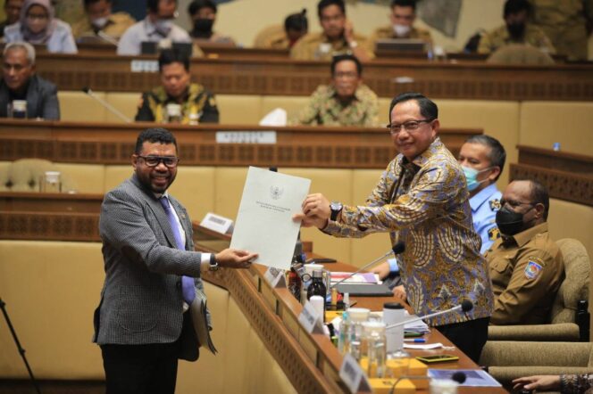 
					Senator Papua Barat, Filep Wamafma bersama Mendagri, Tito Karnavian. (Foto: Istimewa)