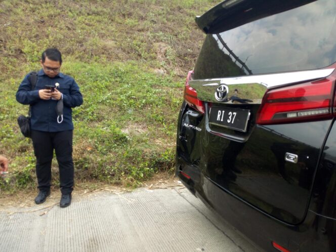 
					Mobil dinas Menteri Pertanian, Syahrul Yasin Limpo, RI 37 mengalami kecelakaan beruntun di ruas jalan tol Jombang, Kamis (15/9/2022). Dalam kecelaan yang melibatkan lima mobil itu, tidak ada korban jiwa. (Foto: SWARAJOMBANG.com/ Wibisono)