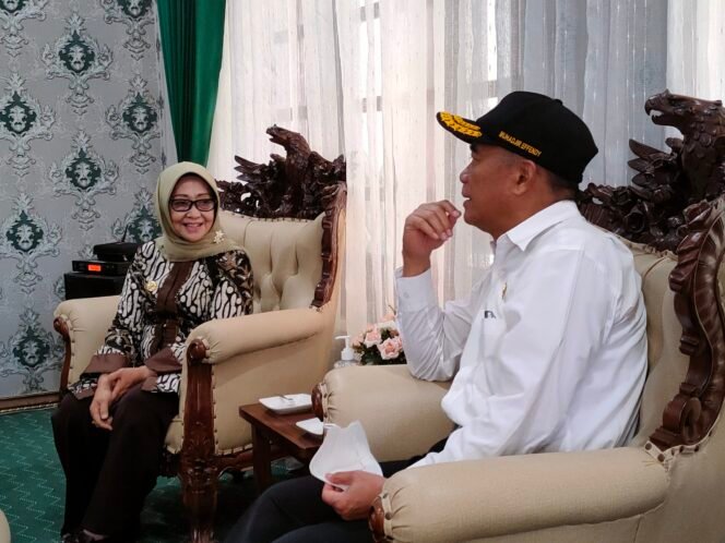 
					Bupati Jombang, Hj Mundjidah Wahab sedang berbincang dengan Menko PMK, Muhadjir Effendy mengenai stunting di Pendopo Kabupaten Jombang, Senin (12/9/2022). (Foto: Dinas Kominfo Jombang)
